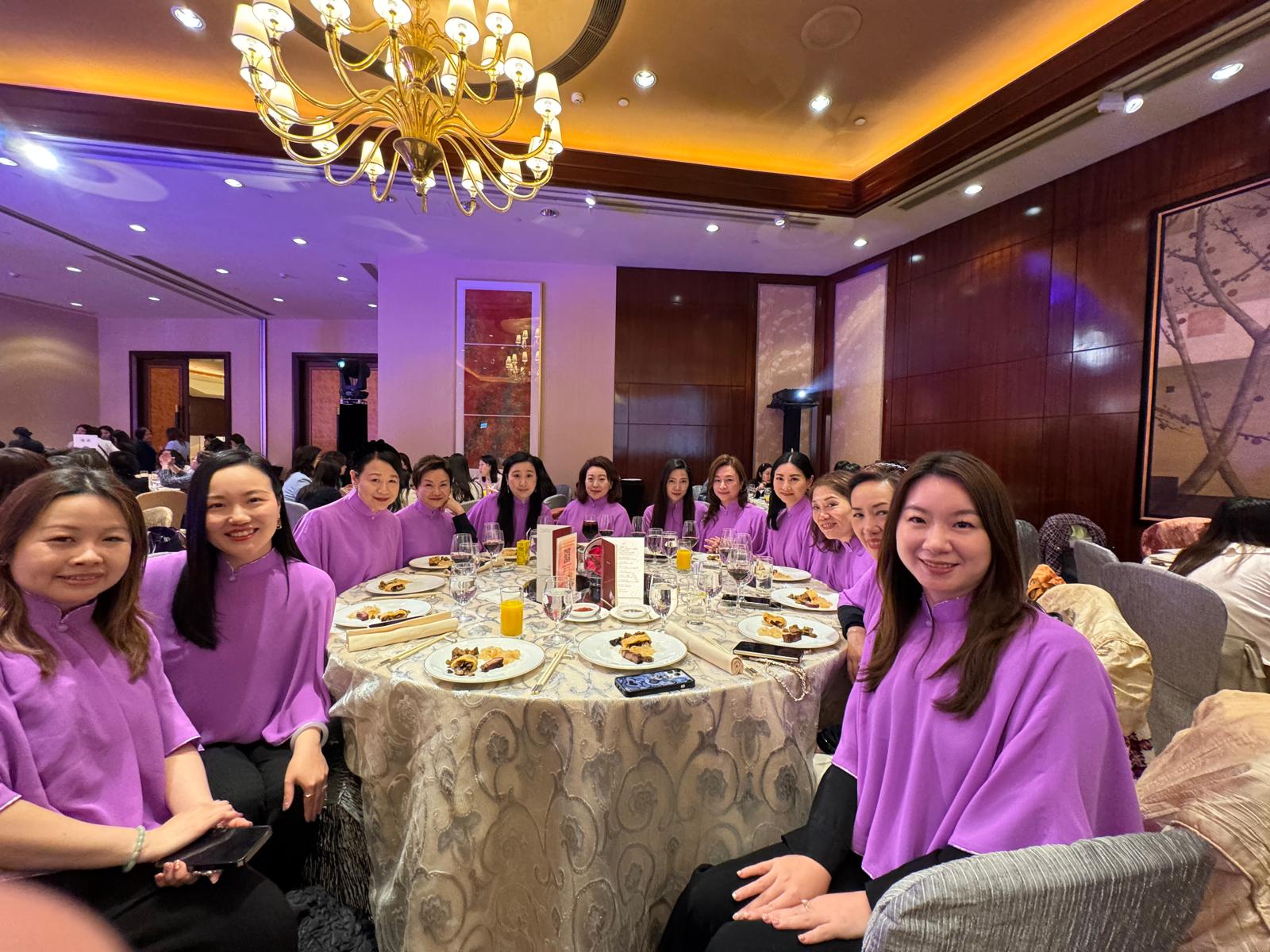 本會婦委在席位上