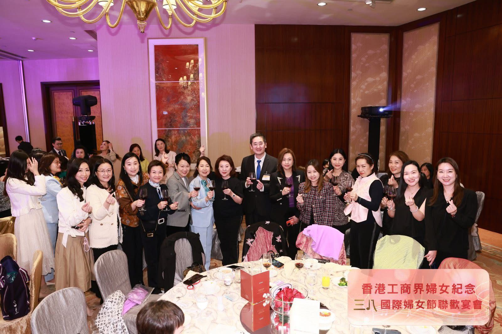 本會婦委與商務及經濟發展局副局長陳百里合照