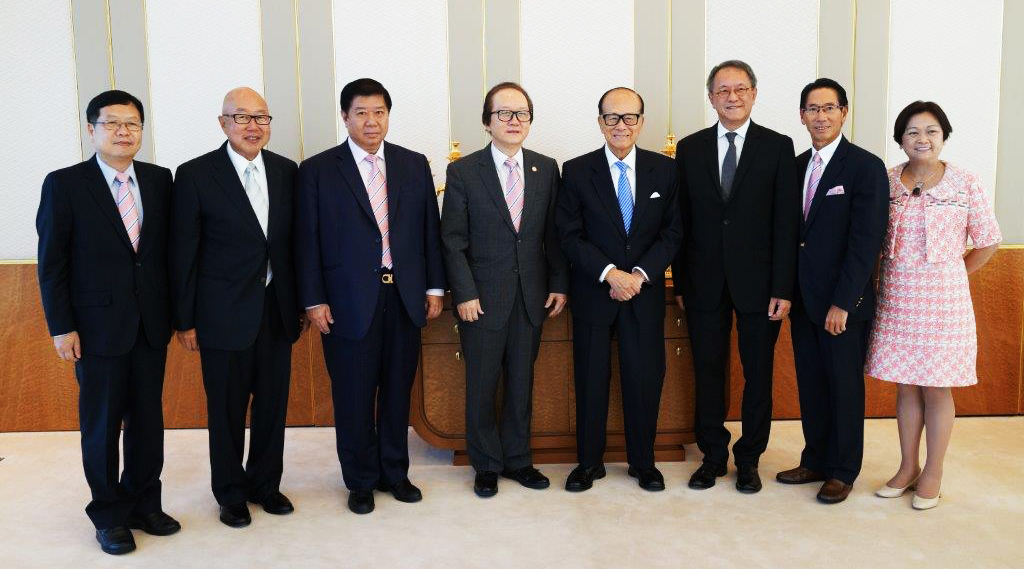 李嘉誠(右4)、張成雄(左4)，與林亮(右3)、陳智文(右2)、黃書銳(左3)、高佩璇(右1)、莊學山(左2)、林楓林(左1)等會照。