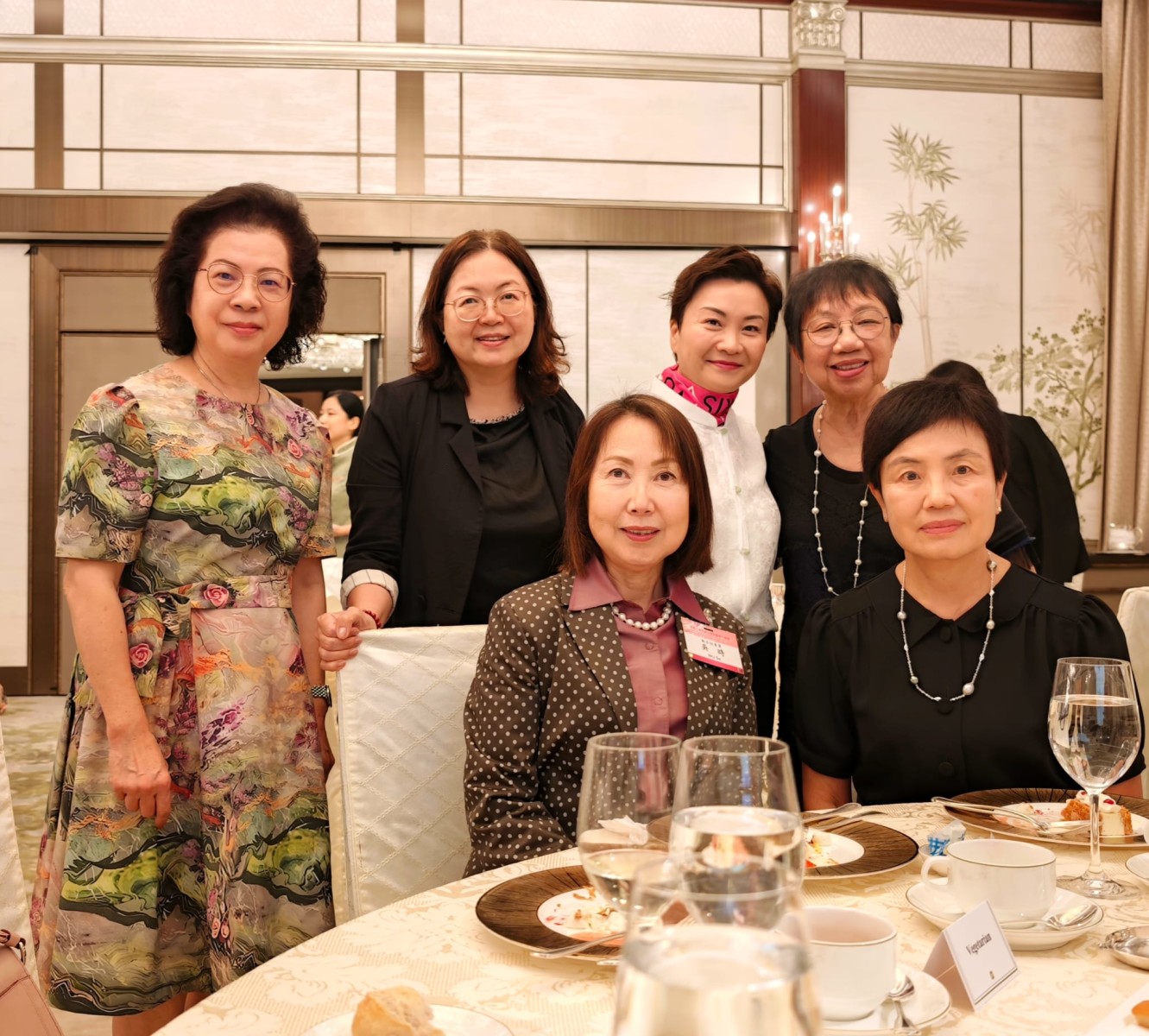 林趣玲主任及莊吳時榮譽顧問和友好婦女團體代表合照