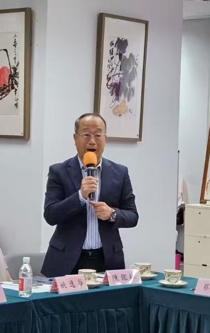 汕總榮譽主席、香港潮州商會榮譽顧問陳鑑林主持會議