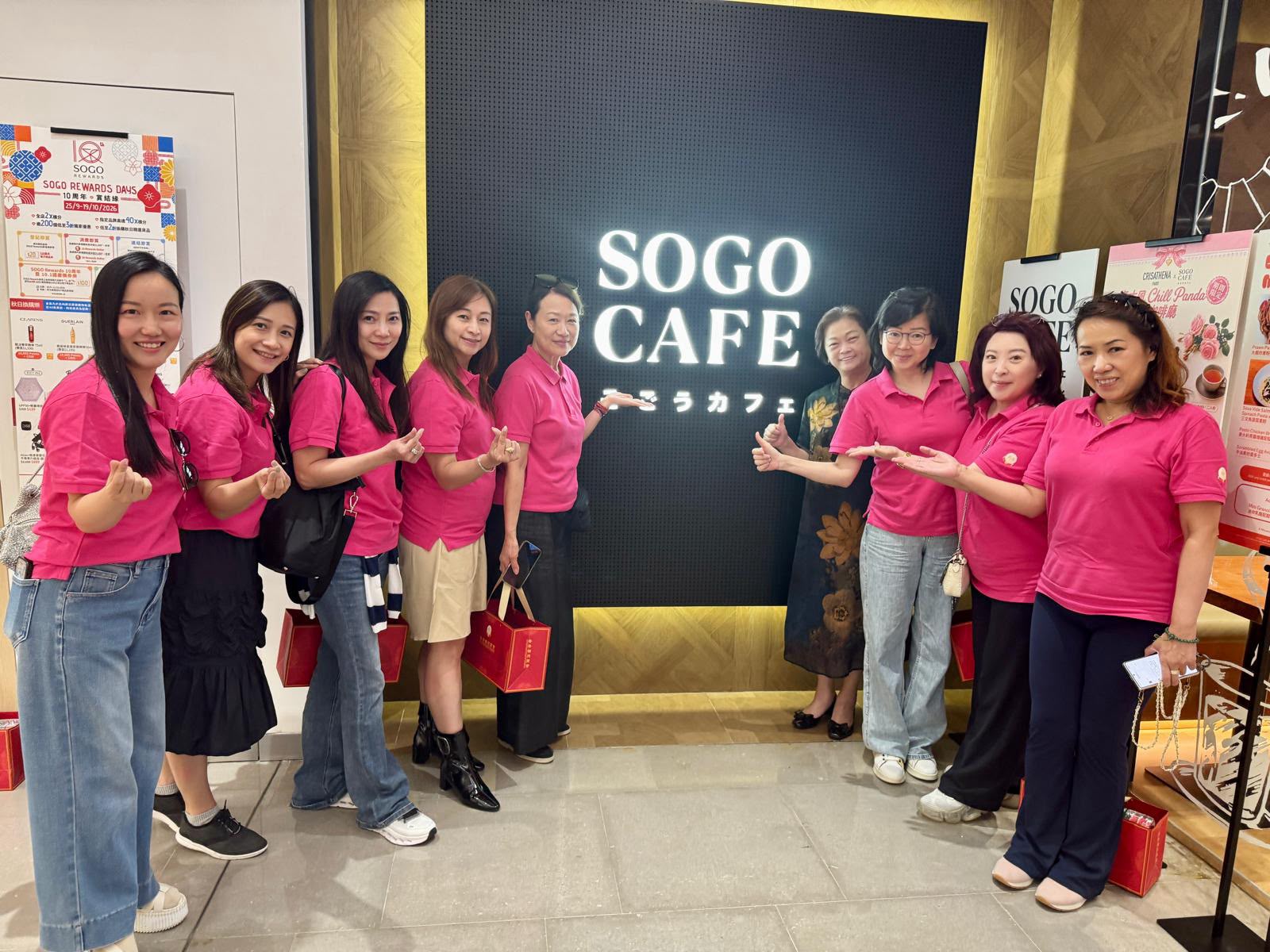 活動結束，一群婦委成員品嘗Sogo Cafe。
