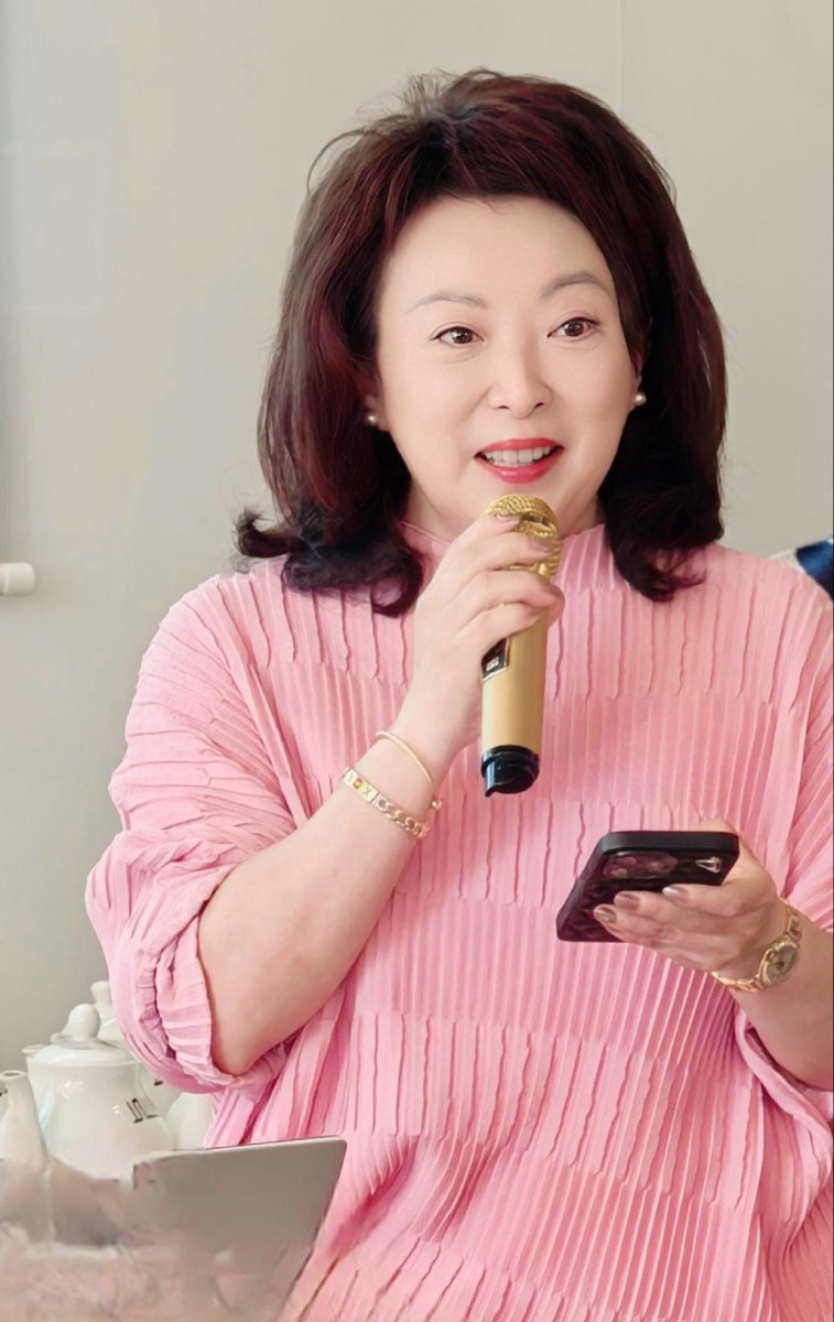 章曼琪主任致辭並介紹紀文鳳女士