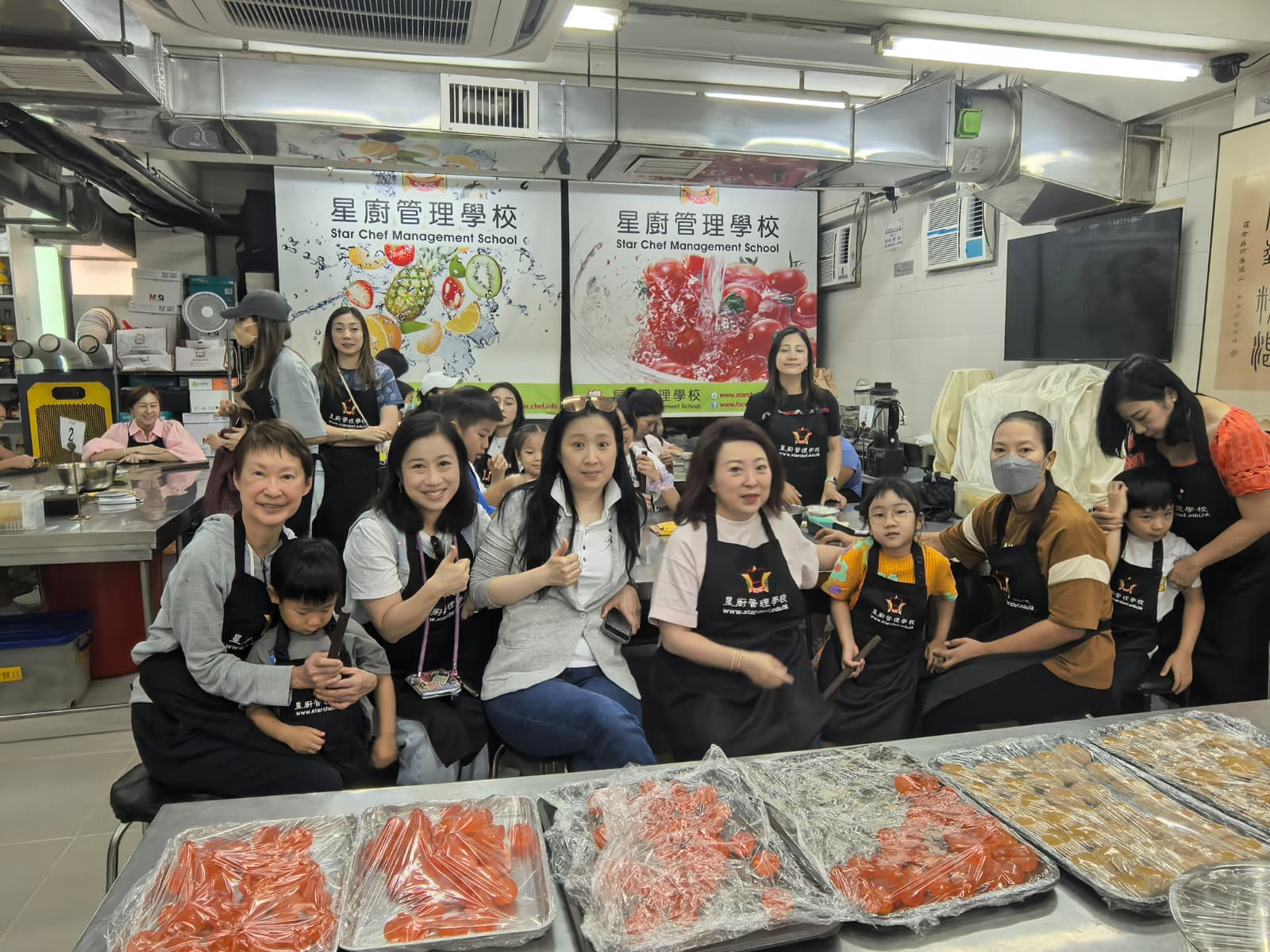 章曼琪主任（左四）、林淑怡副主任（左三）、陳李彩珍名譽顧問（左一）參加此次活動