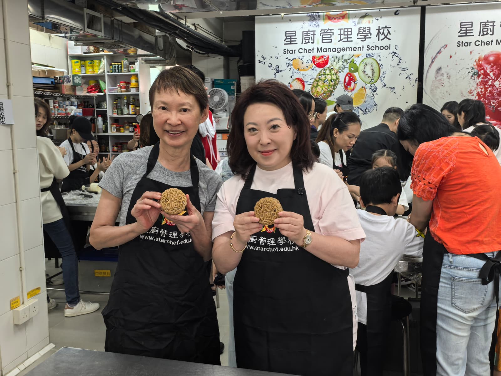 章曼琪主任（左）和陳李彩珍名譽顧問
