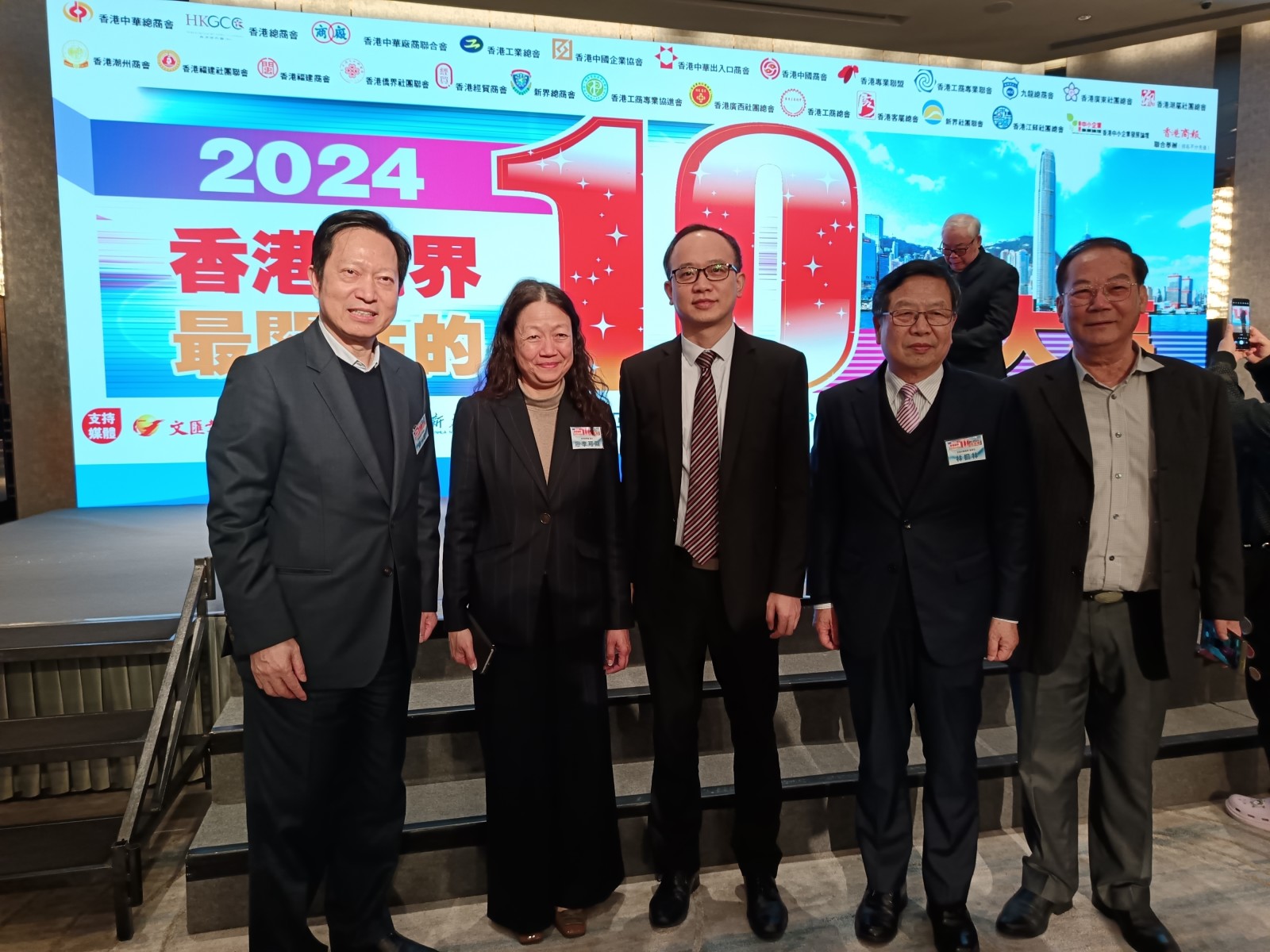 與官員合照