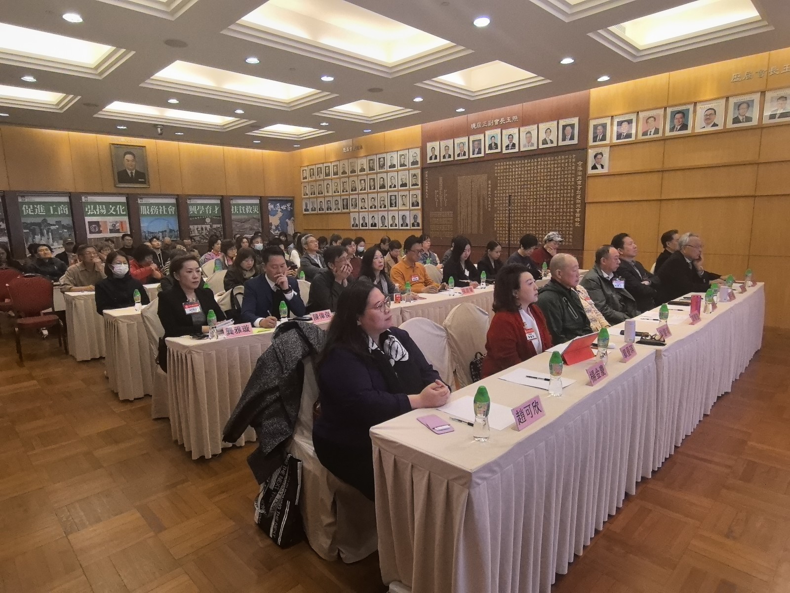 與會者專注地聽講者分享