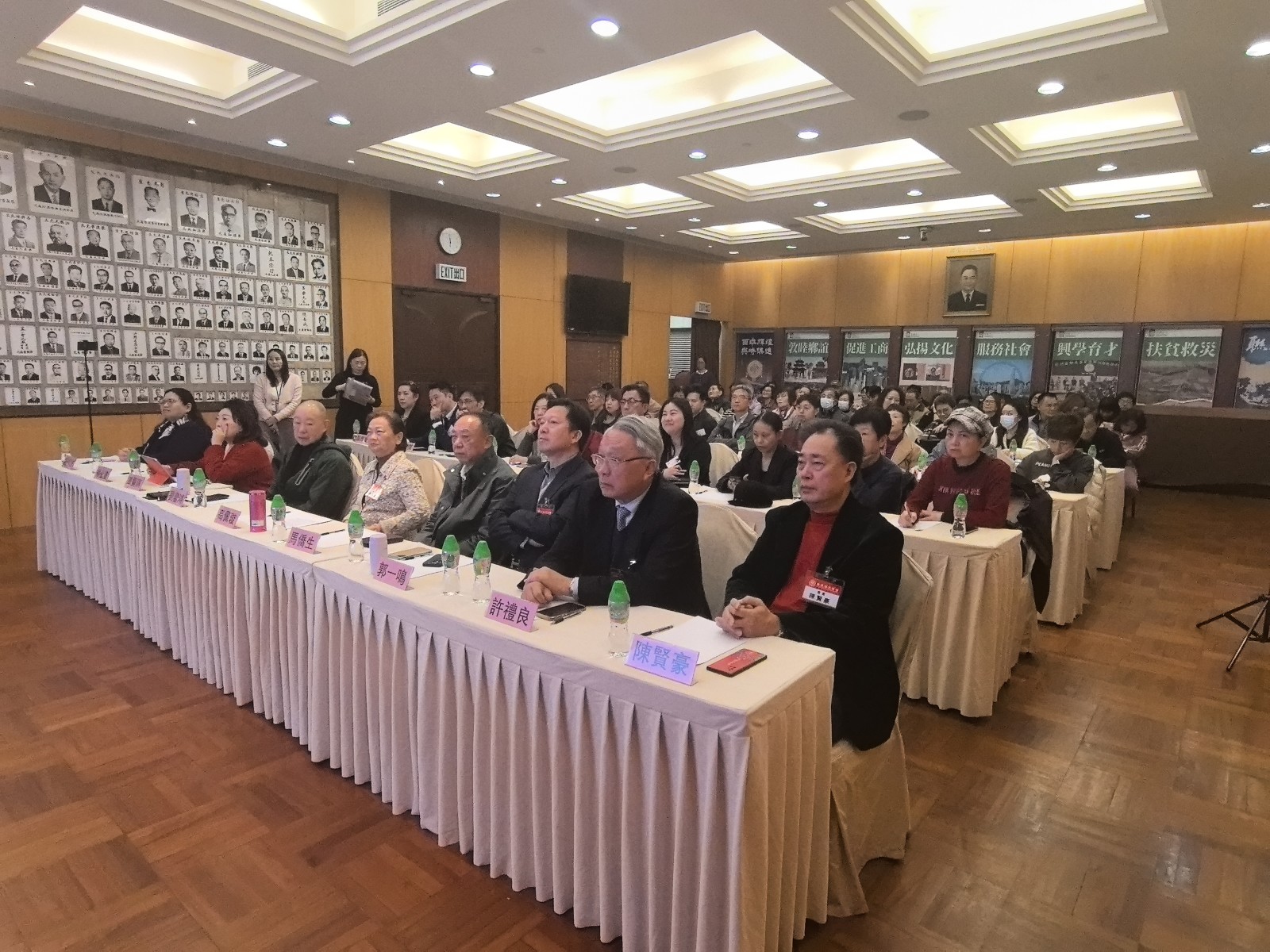 與會者認真地聽講座