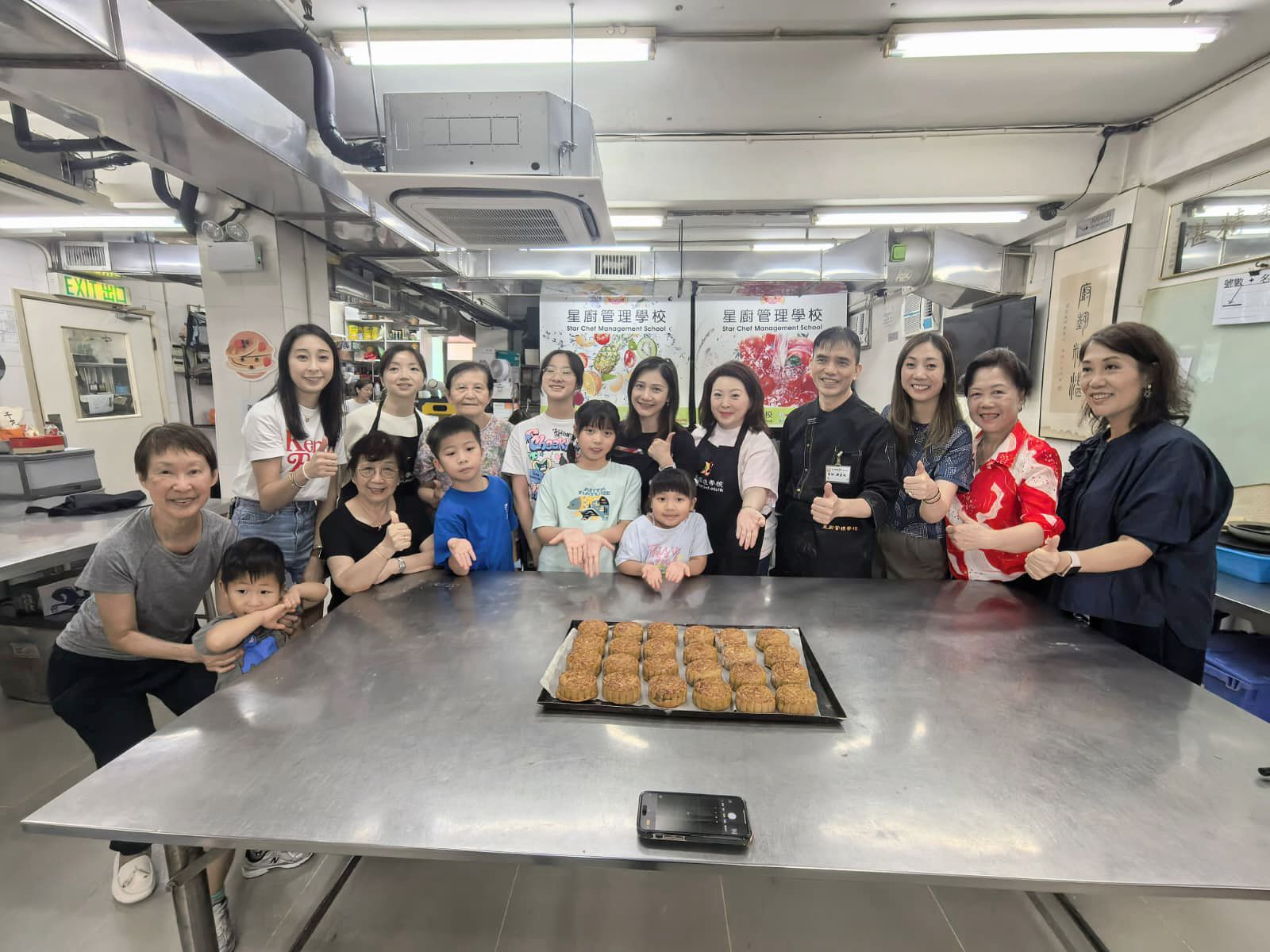 與親手製作的月餅一起合照，幸福滿滿