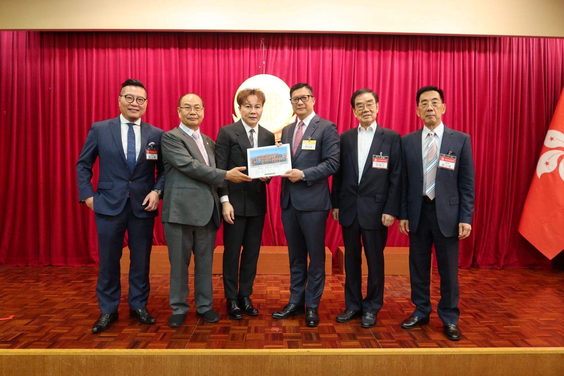 鄧炳強局長致送救援行動畫冊予香港潮州商會 左起：史立德、陳強、馬鴻銘、鄧炳強、許學之、蔡少偉
