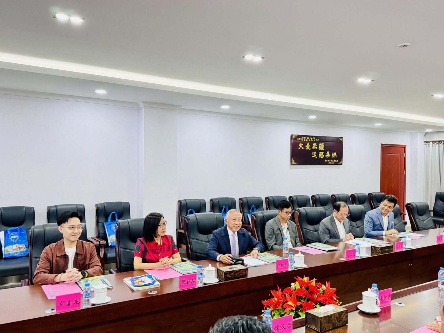 鄭敬凱副會長（左三）對柬埔寨潮州會館領導的熱情接待表示衷心的感謝