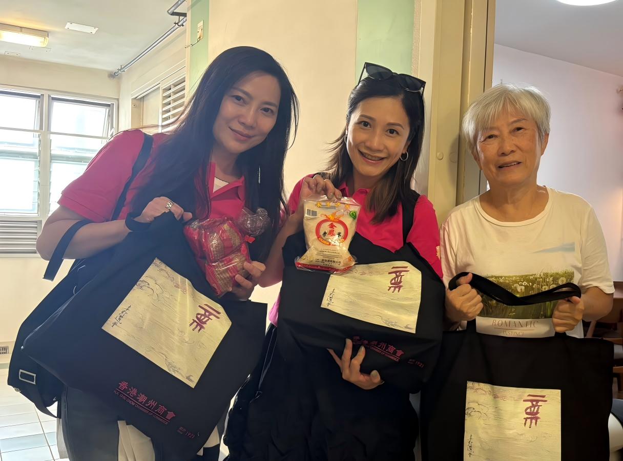 陳詠瑤婦委副主任（中）、林秀鳳婦委委員（左）上門探訪長者並送上愛心福袋。