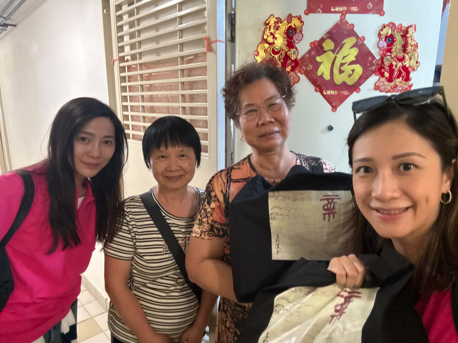 陳詠瑤婦委副主任（右一）、林秀鳳婦委委員（左一）上門探訪長者並送上愛心福袋