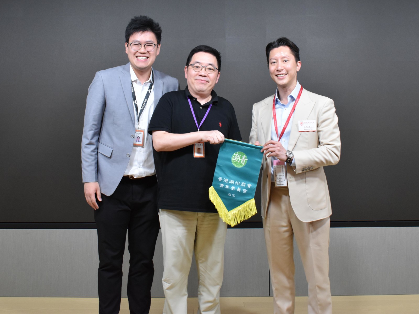 青委史昊洺主任（右一）向彭博社負責人（中）致送本會青委錦旗