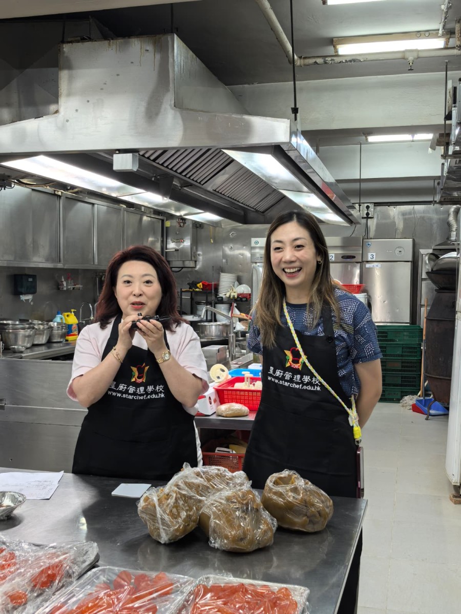 香港潮州商會婦委主任章曼琪發言，右為僑界婦委主任