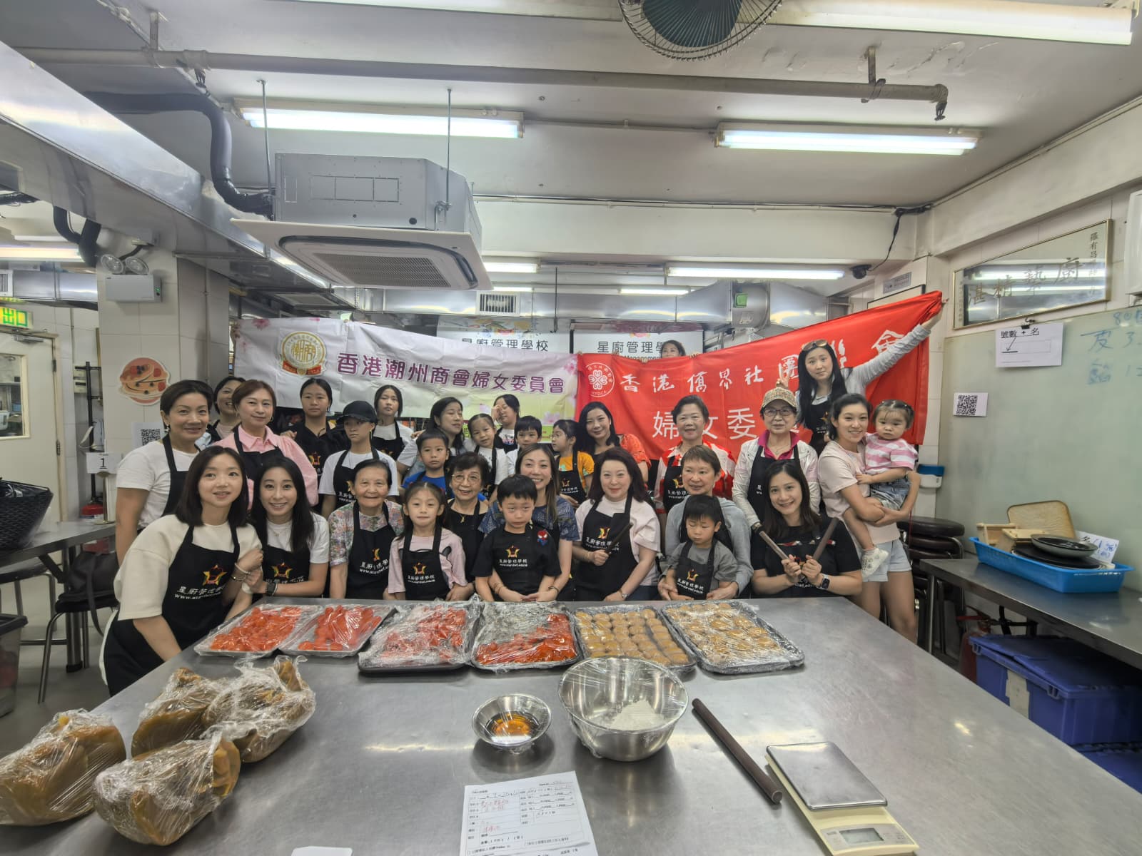香港潮州商會婦委與香港僑界聯會婦委大合照