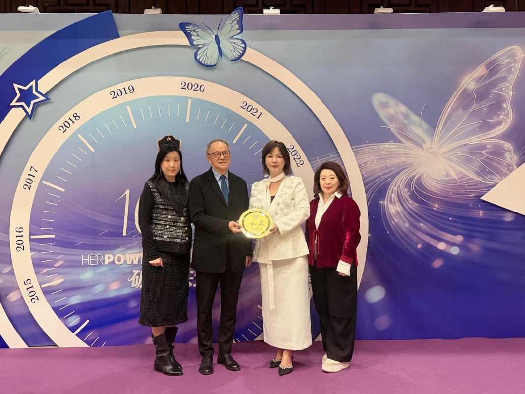 香港潮州商會致送紀念品予深圳市巾幗潮商商會