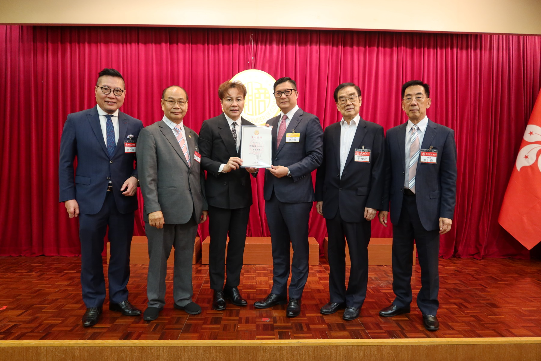 馬鴻銘會長（左三）向鄧炳強局長（左四）致送感謝狀