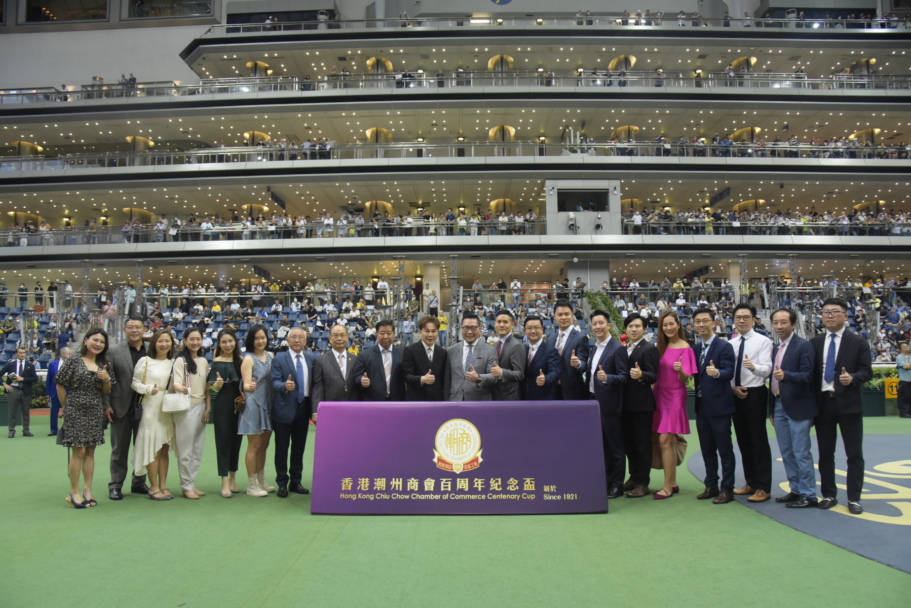 馬鴻銘會長（左十）、黃書銳永遠名譽會長（左九）、鄭敬凱副會長（左七）、陳強副會長（左八）、史立德副會長（左十一）與一眾青委合照