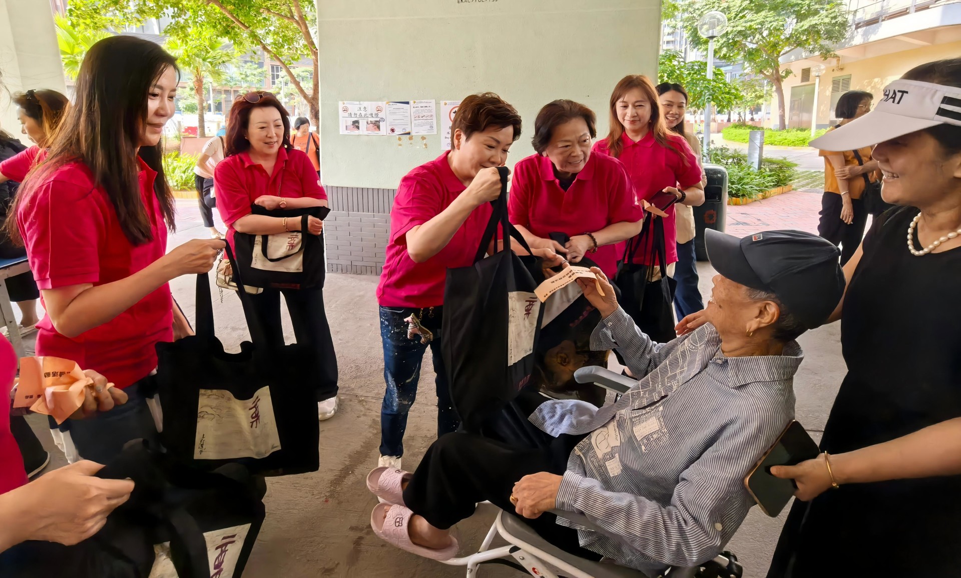 高佩璇會長、林趣玲婦委主任及一眾婦委委員向啟晴邨居民派發愛心福袋