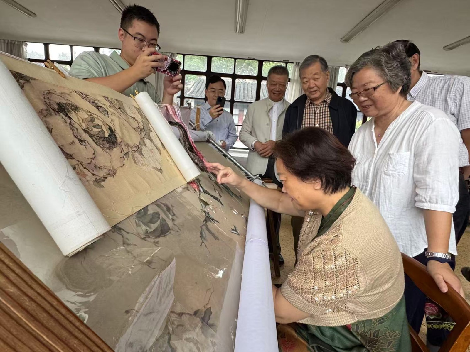 高佩璇會長親自體驗刺繡工藝