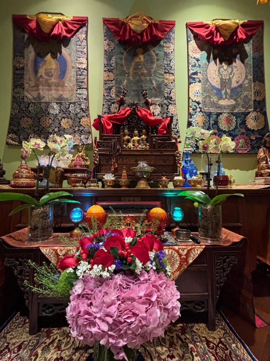 高佩璇會長贈送鮮花，祝展覽圓滿成功！