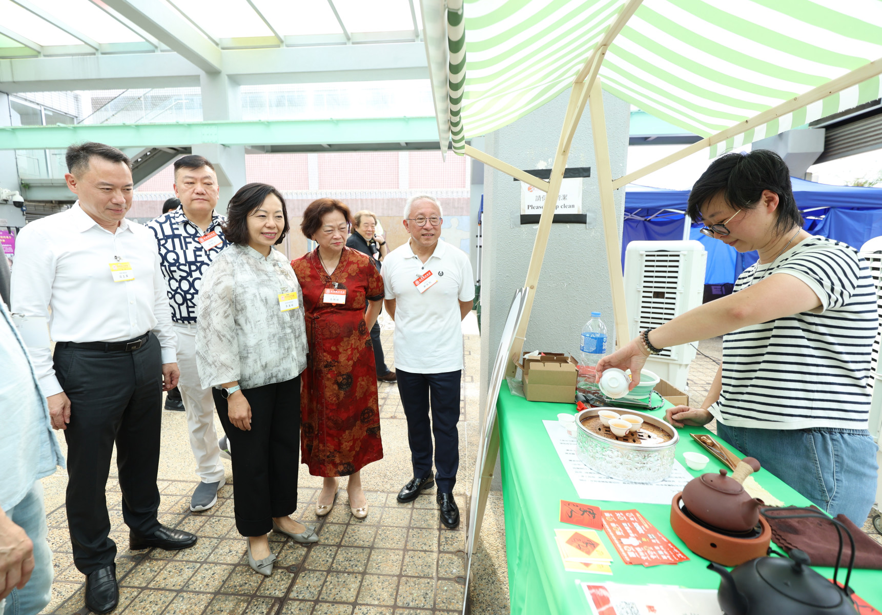 高佩璇會長（右二）、鄭敬凱副會長（右一胡劍江永遠名譽會長（後排）陪同麥美娟局長（左二）、蘇玉軍部長參觀潮汕文化嘉年華攤位