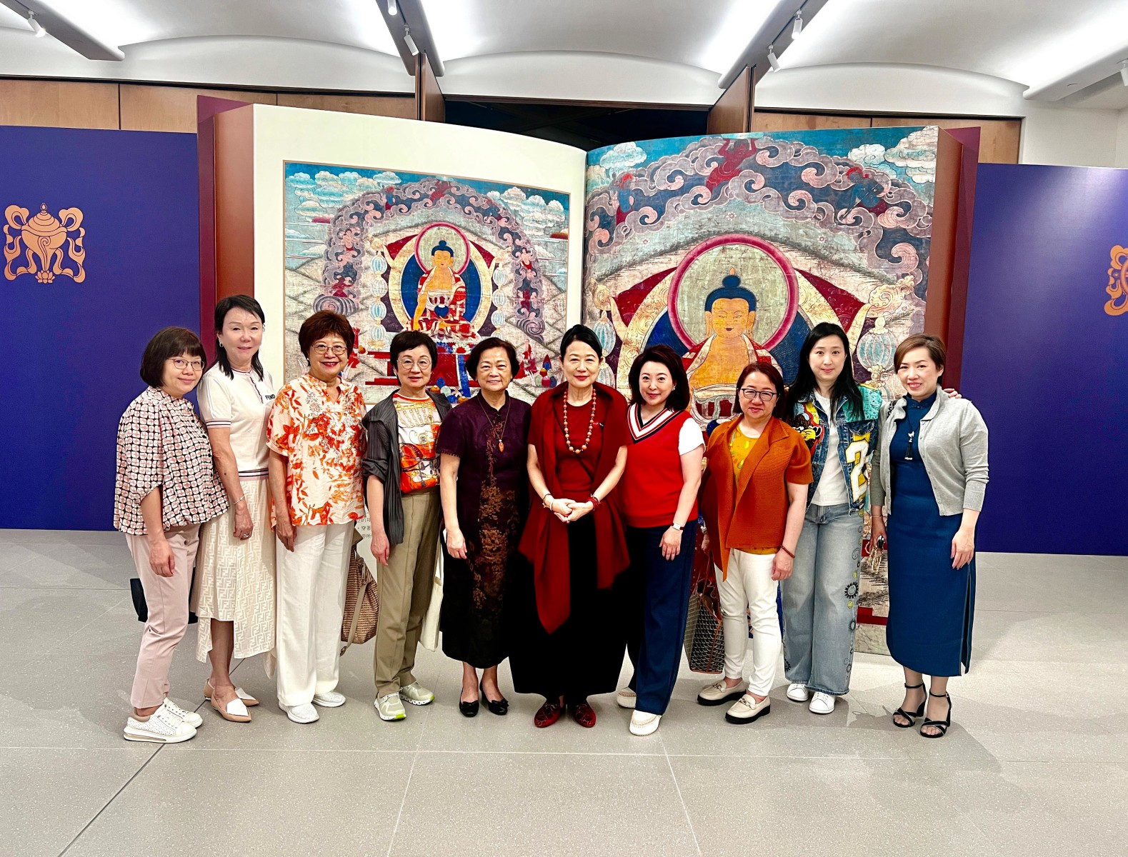 高佩璇會長（左五）、章曼琪婦委主任是（右四）率一眾婦委參觀唐卡展覽與鴻文慈善基金代表、本會婦委委員劉洪文燕（右五）合照