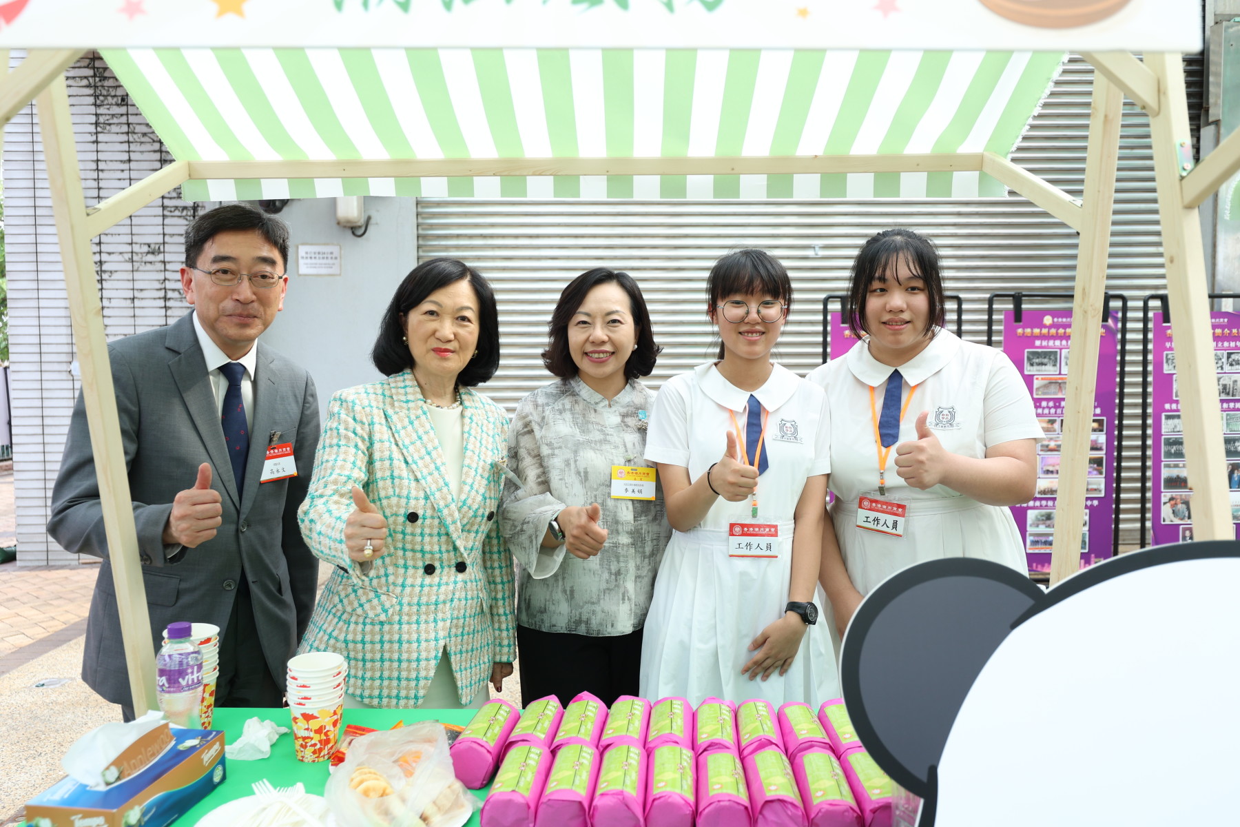 麥美娟局長（中）、葉劉淑儀議員（左二）、高永文全國政協常委同潮州會館中學義工合照